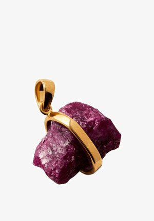 Colgante de oro que sostiene una gema púrpura cruda y rugosa con una textura natural sobre un fondo blanco.