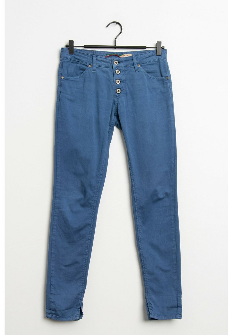 Modré džíny s úzkým střihem, které mají pětici knoflíků, dvě přední kapsy a hladkou texturu. Visí na černém háčku.