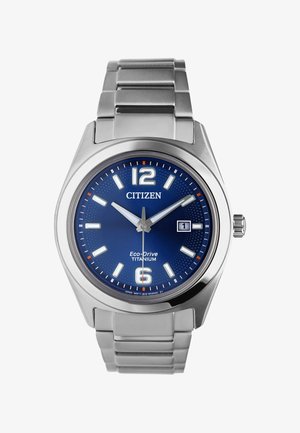 Citizen Eco-Drive titanium horloge met een blauwe wijzerplaat, zilverkleurige roestvrijstalen band, witte uurmarkeringen en een datumvenster op 3 uur.