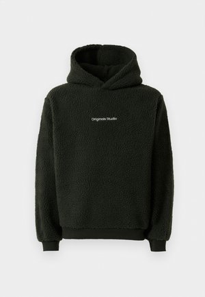 Sort fleece hoodie med en tekstureret overflade, der har en frontkangaroo-lomme og et logo på brystet. Hætte-design med elastiske ærmer.