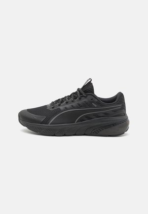 Scarpe sportive nere caratterizzate da una tomaia in rete, una suola strutturata, accenti testurizzati e un design imbottito per comfort e supporto.