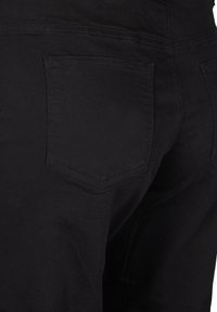 Zizzi GEKÜRZTE VERA - Tiesaus kirpimo džinsai - black