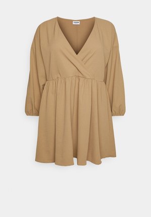 Noisy May Curve, NMCATIE WRAP DRESS CURVE - Freizeitkleid - tigers eye