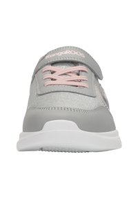 Graue Sportschuh mit pinken Schnürsenkeln und Akzenten. Verfügt über ein strukturiertes Obermaterial, synthetisches Material und eine weiße Gummisohle. Klettriegel inklusive.