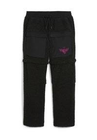 Pantaloni in pile nero con due grandi tasche frontali in materiale liscio. Presentano un logo grafico rosa e una cintura regolabile.