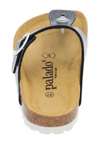 Blå och silver flip-flop sandal med en korkfotbädd, tan mockainredning och vit gummisula. Har justerbar tånagelpost och logotypprägling.