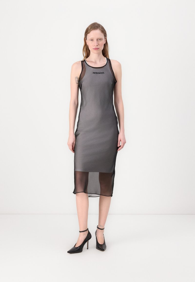 Schwarzes ärmelloses Kleid mit durchscheinendem Überzug, knielange Länge, taillierter Oberteil. Verfügt über ein Logo auf der Brust und eine glatte, leichte Textur.