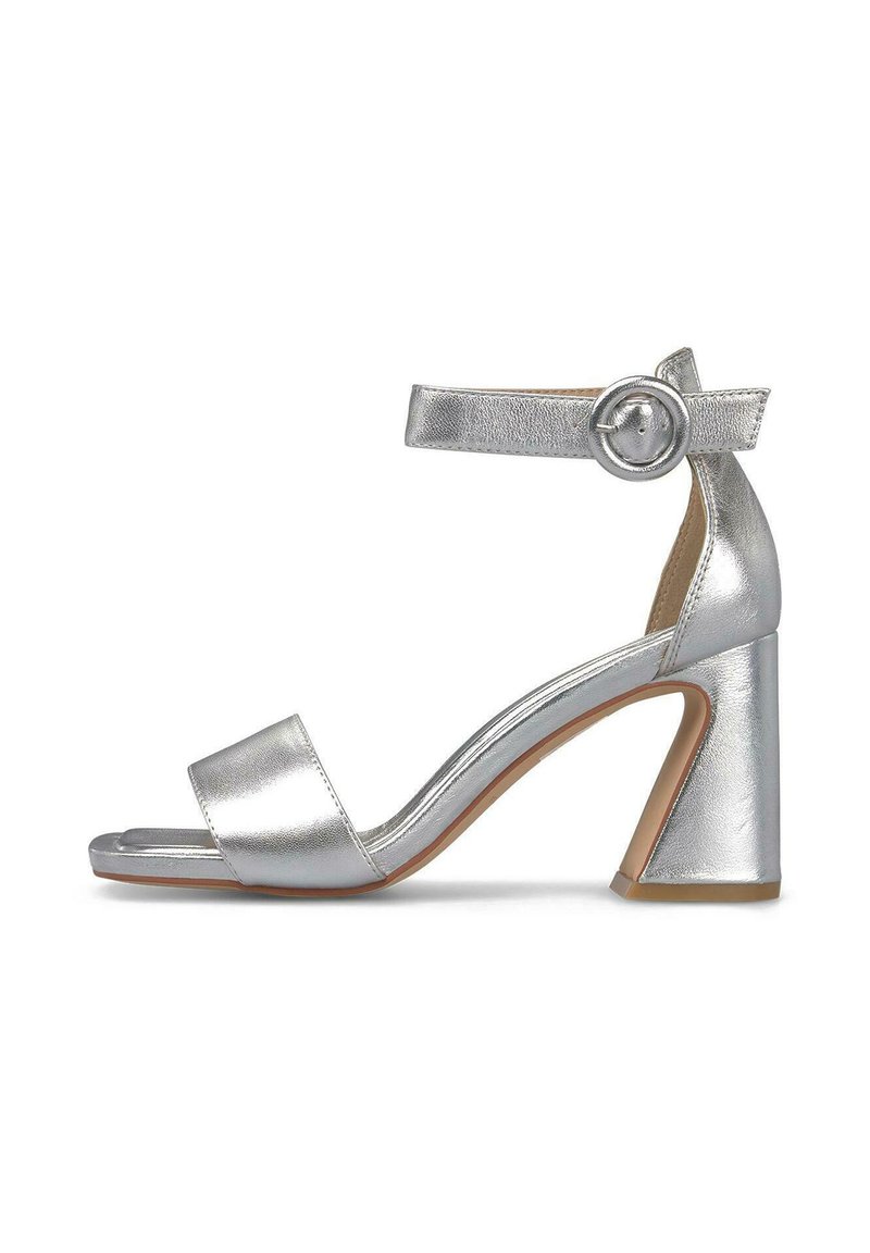 Srebrny sandał na obcasie z teksturowanym metalicznym wykończeniem, otwarty czubek, pasek wokół kostki z okrągłą klamrą i geometryczny blokowy obcas.