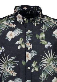 Camisa de manga corta floral en tejido azul marino oscuro, con hojas verdes y flores pálidas, cuello tipo polo y botones claros.