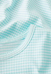 Světle modrá bavlněná látka s jemným kostkovaným vzorem, s ribárovým výstřihem a měkkou texturou.