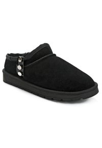 Schwarze Wildleder Slipper mit runder Spitze, füttertem Innenbereich und drei dekorativen silbernen Nieten an der Seite. Gummisohle für besseren Halt.