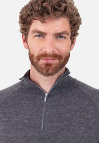 Grauer Zip-Up-Pullover aus weichem Stoff, mit Kragen, silbernem Reißverschlussdetail und strukturierter Oberfläche. Geeignet für die Freizeitkleidung.