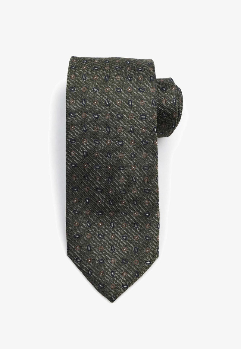 Zijde stropdas in donker groen met een gestructureerd oppervlak; voorzien van een klein paisleypatroon in marineblauw en bordeauxrood. Afgewerkt met een puntige punt.