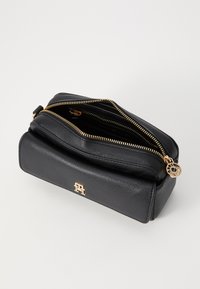 Tommy Hilfiger DISTINCT CAMERA BAG - Cross body bag - black