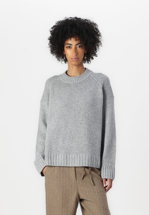 Hellgrau sweatshirt mit einem gerippten Rundhalsausschnitt und langen Ärmeln. Hergestellt aus weichem Material mit lockerer Passform und geripptem Saumdetail.