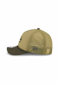 Khaki-Basecap mit einem Netzrücken, einer soliden Vorderseite und einem gebogenen Schirm. Mit einem Logo an der Seite und kontrastierenden Nähten entlang des Schirms.