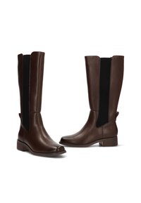 Botas de cuero marrón hasta la rodilla con una textura suave, que cuentan con paneles laterales elásticos y un tac ón bajo para mayor estabilidad.