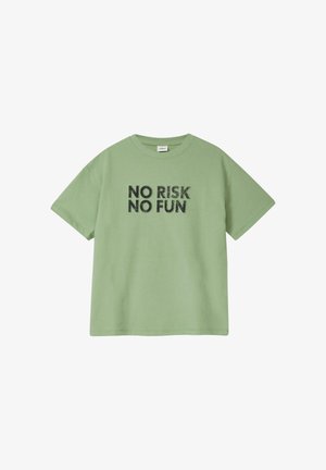 T-shirt à manches courtes vert clair avec le texte noir « NO RISK NO FUN » centré sur le devant.