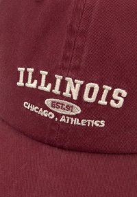 Bordová baseballová čiapka s bielym vyšívaným textom "ILLINOIS" a "CHICAGO, ATHLETICS." Materiál sa zdá byť textúrovaný, s zakriveným okrajom.