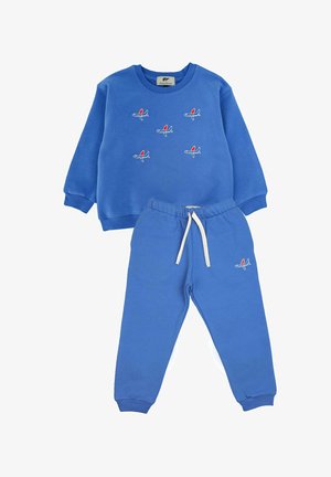 Blauwe katoenen sweatshirt en sweatpants set met vliegtuigborduring; ribgebreide manchetten, elastische tailleband en trekkoorddetails.