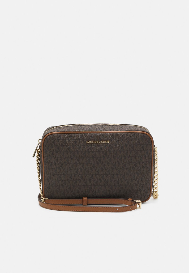 Geantă de umăr din material sintetic, de culoare maronie, cu model monogram, accesorii din metal auriu, curea din lanț și piele, închidere cu fermoar și accente contrastante de culoare bej.