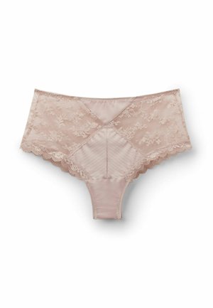 Lichtroze kanten en satijnen damesondergoed met bloemenpatronen en gegolfde randen, plat uitgestald op een witte achtergrond.