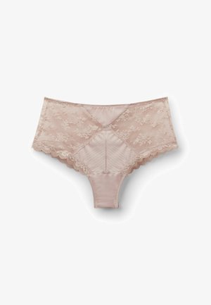 Lichtroze kanten en satijnen damesondergoed met bloemenpatronen en gegolfde randen, plat uitgestald op een witte achtergrond.