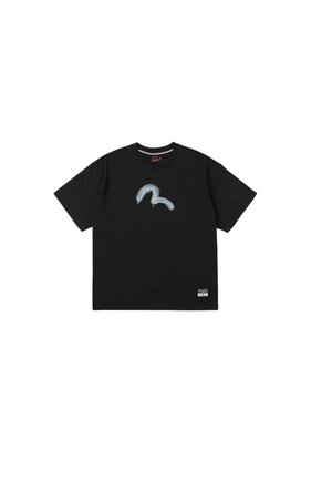 T-shirt nera a maniche corte con un disegno astratto azzurro sbiadito sul petto e una piccola etichetta rettangolare vicino all'orlo inferiore.