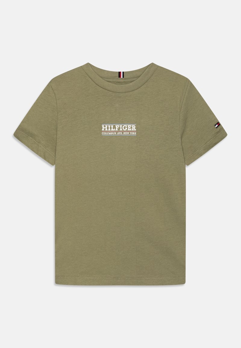 T-shirt vert olive à manches courtes et col rond avec le texte « HILFIGER COLUMBUS AVE. NEW YORK » sur la poitrine et un petit logo drapeau sur la manche gauche.