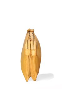 Borsa in pelle gialla con un design piatto, caratterizzata da due cerniere nella parte superiore e bottoni arrotondati come decorazione. Texture liscia, dettagli di cucitura minimali.