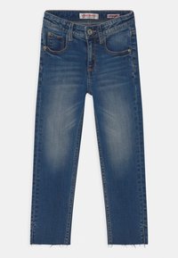 Blaue Denim-Jeans mit geradem Schnitt, ausgestattet mit Vordertaschen, einem Reißverschluss und ausgefransten Säumen. Das Material zeigt eine verblasste, abgenutzte Textur.