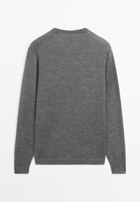 Maglione grigio a maniche lunghe con scollo rotondo, realizzato in un tessuto a maglia liscia, con maniche raglan e un design pulito e minimale.