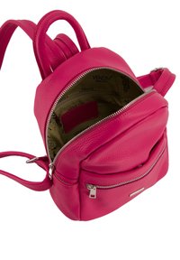 Mini sac à dos en cuir rose avec une finition texturée, deux poignées supérieures et un compartiment principal zippé. L'intérieur doublé comporte un logo.