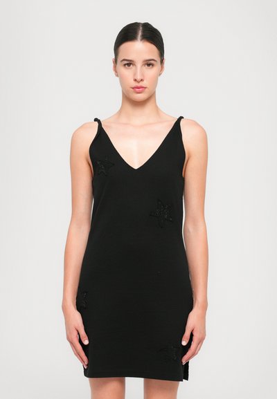 Vestido negro sin mangas con escote en V, adornado con acentos de cuentas en forma de estrella en el frente y tirantes anudados en los hombros. Textura suave.