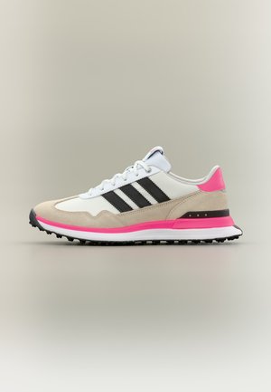 Hvit og beige Adidas-sneaker med svarte striper og knallrosa detaljer på hæl og såle, vist i sideprofil på nøytral bakgrunn.