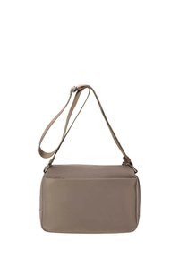 Bolso cruzado beige con un acabado de tela suave, cierre de cremallera y correa ajustable. Cuenta con un bolsillo frontal para almacenamiento adicional.