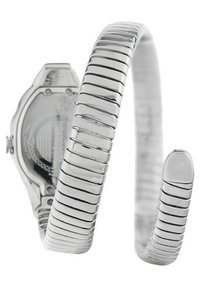 Montre bracelet en argent avec un design flexible et rainuré ; finition métallique polie avec un fermoir arrondi. Dos transparent montrant des mécanismes complexes.