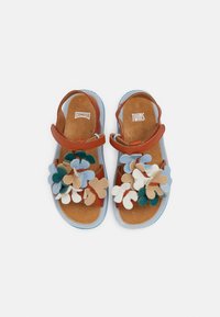 Sandalias de cuero marrón para niños con suelas azules y decoraciones de flores de cuero multicolor, etiquetadas como Camper Twins en el interior.