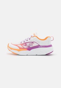 Zapatilla deportiva blanca con acentos en naranja, púrpura y rosa. Parte superior de malla, puntera redonda, suela acolchada y marca destacada en el costado.