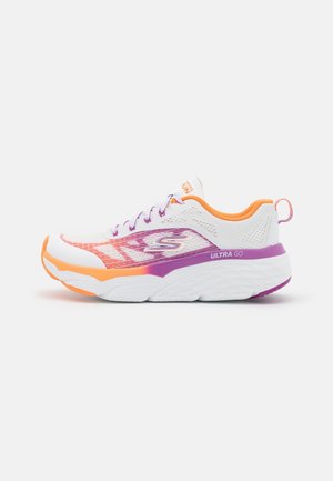 Witte sportieve schoen met oranje, paars en roze accenten. Bovenwerk van mesh, ronde neus, gevoerde zool en opvallende branding aan de zijkant.