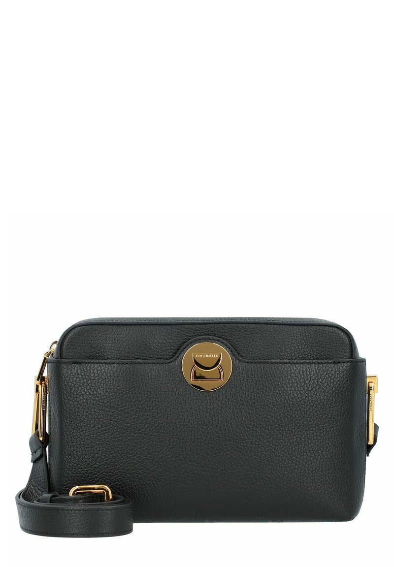 Zwarte leren schoudertas met een textuurovervlak, gouden hardware, ritssluiting aan de bovenkant en een verstelbare schouderband. Compacter rechthoekig ontwerp.