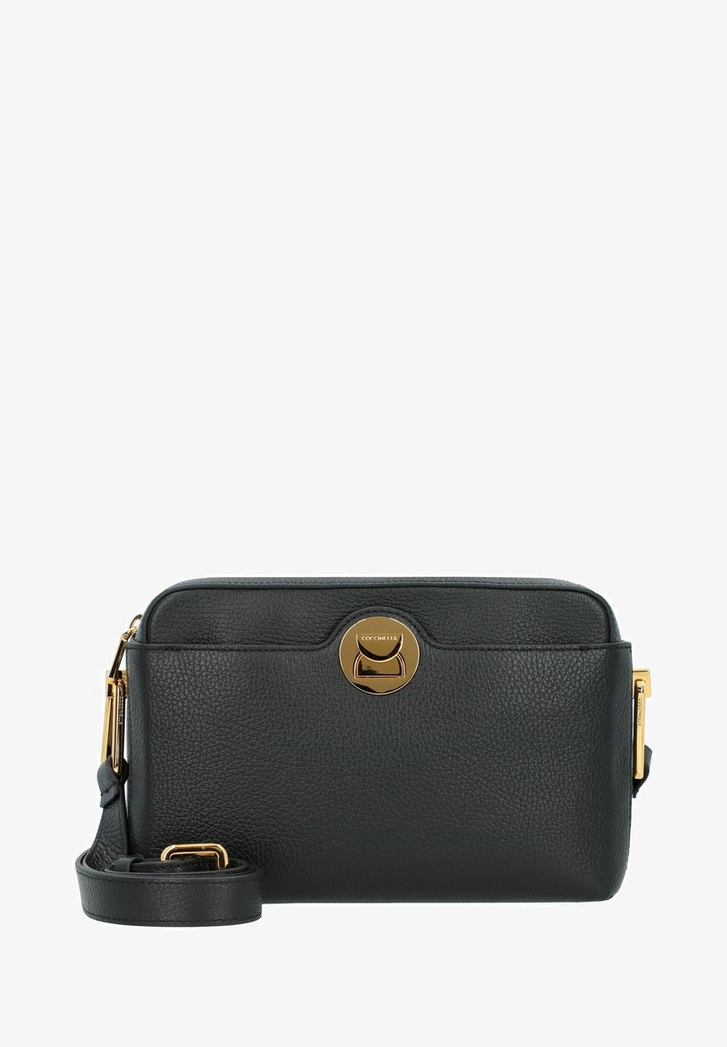 Zwarte leren schoudertas met een textuurovervlak, gouden hardware, ritssluiting aan de bovenkant en een verstelbare schouderband. Compacter rechthoekig ontwerp.