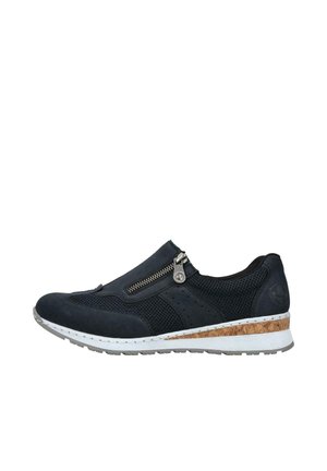 Chaussure navy à enfiler avec dessus en maille, accents en daim, détail de zip et semelle intermédiaire en liège. La semelle extérieure en caoutchouc présente un petit relief pour l'adhérence.