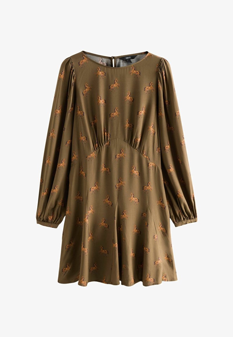 Robe longue à manches longues vert olive avec un col rond et un motif imprimé de chevaux marron, dotée de manches froncées et d'une jupe évasée.