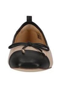 Mustat ja beige balleriinat, joissa on pyöreä kärki, sileä nahkapinta ja musta kärki. Takataskussa on etuosan rusetti metallikoristeilla.