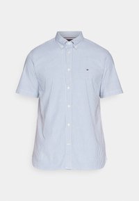 Camicia a maniche corte con bottoni di colore blu chiaro con righe verticali bianche. Presenta un colletto classico e un piccolo logo sul petto.