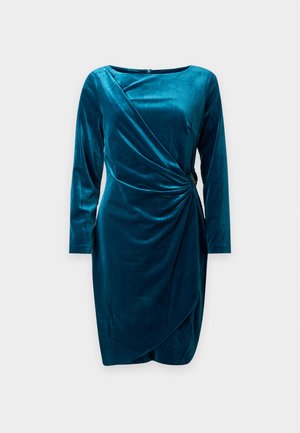 Vestido largo de terciopelo azul verdoso con mangas largas, fruncido asimétrico y detalle cruzado recogido en la cintura, de longitud hasta la rodilla con escote redondo.