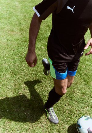 ULTRA 5 ULTIMATE - Botas de futebol com pitões - matte aged silver/yellow alert/sun struck