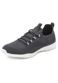 Grijze hardloopschoenen met een ademende mesh bovenkant, ribbeltextuur, witte accenten, een flexibele zool en een trekhaak aan de hiel voor gemakkelijke aantrekking.