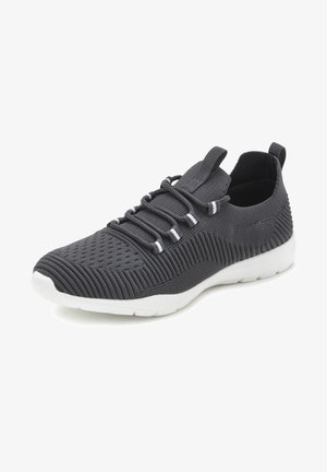 Grijze hardloopschoenen met een ademende mesh bovenkant, ribbeltextuur, witte accenten, een flexibele zool en een trekhaak aan de hiel voor gemakkelijke aantrekking.